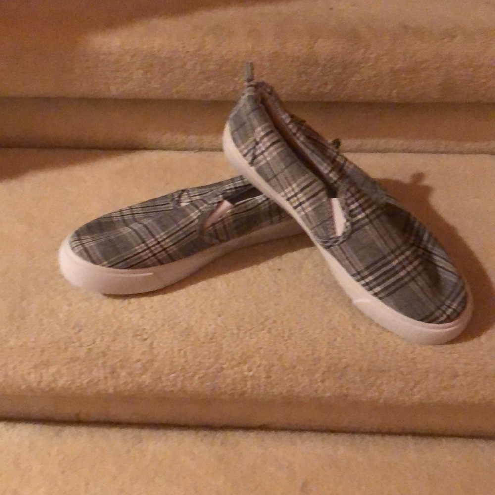 NWT love these tartan boat ‘style’ loafers. Women’s size 8. Black/grey/white🦆